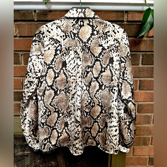 🛍️ endless rose gorgeous wrap style blouse with excellent condition like new. - Picture 10 of 10